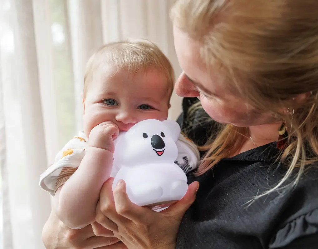 Luvy nachtlampje in de vorm van een koala bij baby in de mond