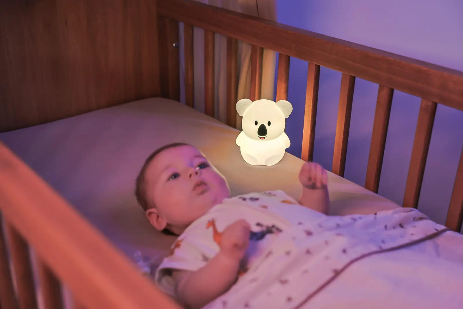 Luvy nachtlampje in de vorm van een koala bij baby in bed