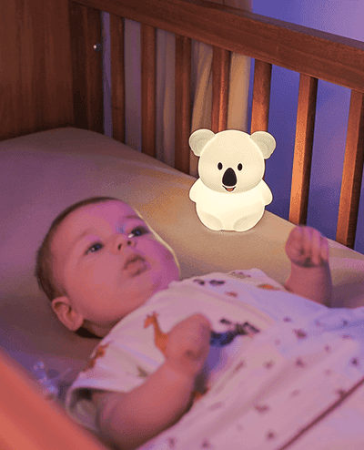 Luvy nachtlampje in de vorm van een koala bij baby in bed