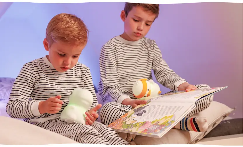 Luvy nachtlampjesin de vorm van een dino en zittende eend en 2 jongentjes die een boekje lezen