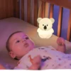 Luvy nachtlampje in de vorm van een koala bij baby in bed